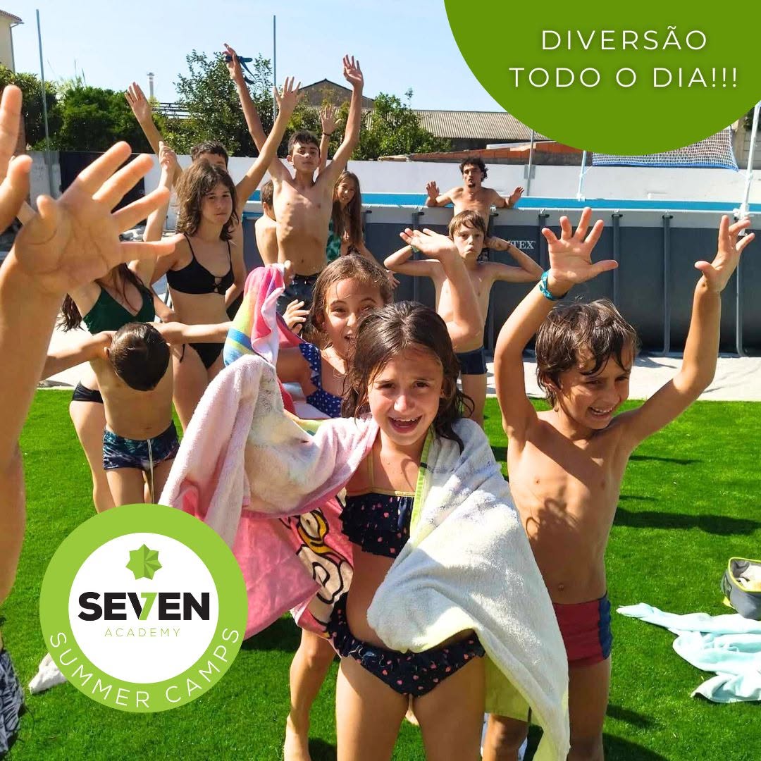 Diversão na piscina no summer camp