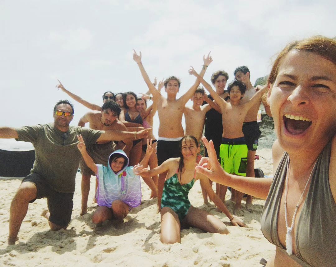 Grupo do campo de férias na praia